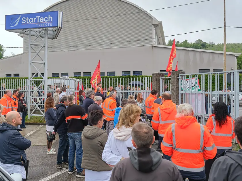 La protesta di fronte allo stabilimento della StarTech (foto Massimo Silvano)