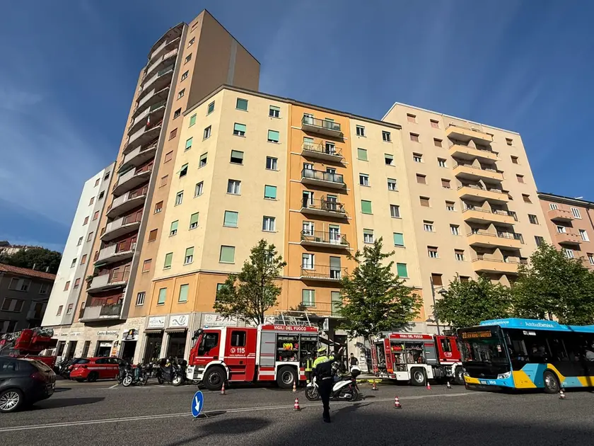 Lo stabile dove è scoppiato l’incendio in viale D’Annunzio (fotoservizio Massimo Silvano)