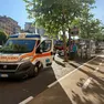 Tragedia a Trieste, dove un violento incendio è divampato in un palazzo tra viale D’Annunzio e piazza Foraggi. Il bilancio è di una vittima: una donna, rimasta intrappolata nell’appartamento al quarto piano dove si sarebbe sviluppato il rogo. Il fumo ha invaso rapidamente scale e corridoi costringendo all’evacuazione precauzionale di numerose famiglie. Sul posto sono intervenuti vigili del fuoco, sanitari del 118, polizia e polizia locale. Sette persone sono state soccorse per inalazione di fumo, ma nessuna sarebbe in gravi condizioni. L’area è stata transennata e restano in corso gli accertamenti sulle cause dell’incendio.