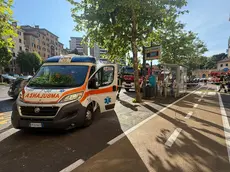 Tragedia a Trieste, dove un violento incendio è divampato in un palazzo tra viale D’Annunzio e piazza Foraggi. Il bilancio è di una vittima: una donna, rimasta intrappolata nell’appartamento al quarto piano dove si sarebbe sviluppato il rogo. Il fumo ha invaso rapidamente scale e corridoi costringendo all’evacuazione precauzionale di numerose famiglie. Sul posto sono intervenuti vigili del fuoco, sanitari del 118, polizia e polizia locale. Sette persone sono state soccorse per inalazione di fumo, ma nessuna sarebbe in gravi condizioni. L’area è stata transennata e restano in corso gli accertamenti sulle cause dell’incendio.