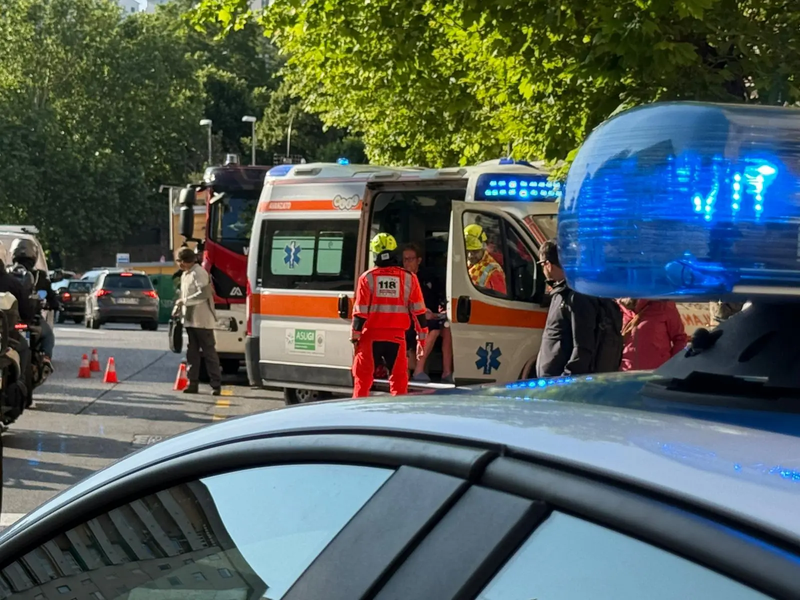 Tragedia a Trieste, dove un violento incendio è divampato in un palazzo tra viale D’Annunzio e piazza Foraggi. Il bilancio è di una vittima: una donna, rimasta intrappolata nell’appartamento al quarto piano dove si sarebbe sviluppato il rogo. Il fumo ha invaso rapidamente scale e corridoi costringendo all’evacuazione precauzionale di numerose famiglie. Sul posto sono intervenuti vigili del fuoco, sanitari del 118, polizia e polizia locale. Sette persone sono state soccorse per inalazione di fumo, ma nessuna sarebbe in gravi condizioni. L’area è stata transennata e restano in corso gli accertamenti sulle cause dell’incendio.