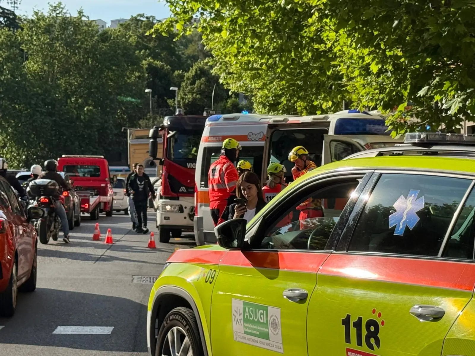 Tragedia a Trieste, dove un violento incendio è divampato in un palazzo tra viale D’Annunzio e piazza Foraggi. Il bilancio è di una vittima: una donna, rimasta intrappolata nell’appartamento al quarto piano dove si sarebbe sviluppato il rogo. Il fumo ha invaso rapidamente scale e corridoi costringendo all’evacuazione precauzionale di numerose famiglie. Sul posto sono intervenuti vigili del fuoco, sanitari del 118, polizia e polizia locale. Sette persone sono state soccorse per inalazione di fumo, ma nessuna sarebbe in gravi condizioni. L’area è stata transennata e restano in corso gli accertamenti sulle cause dell’incendio.