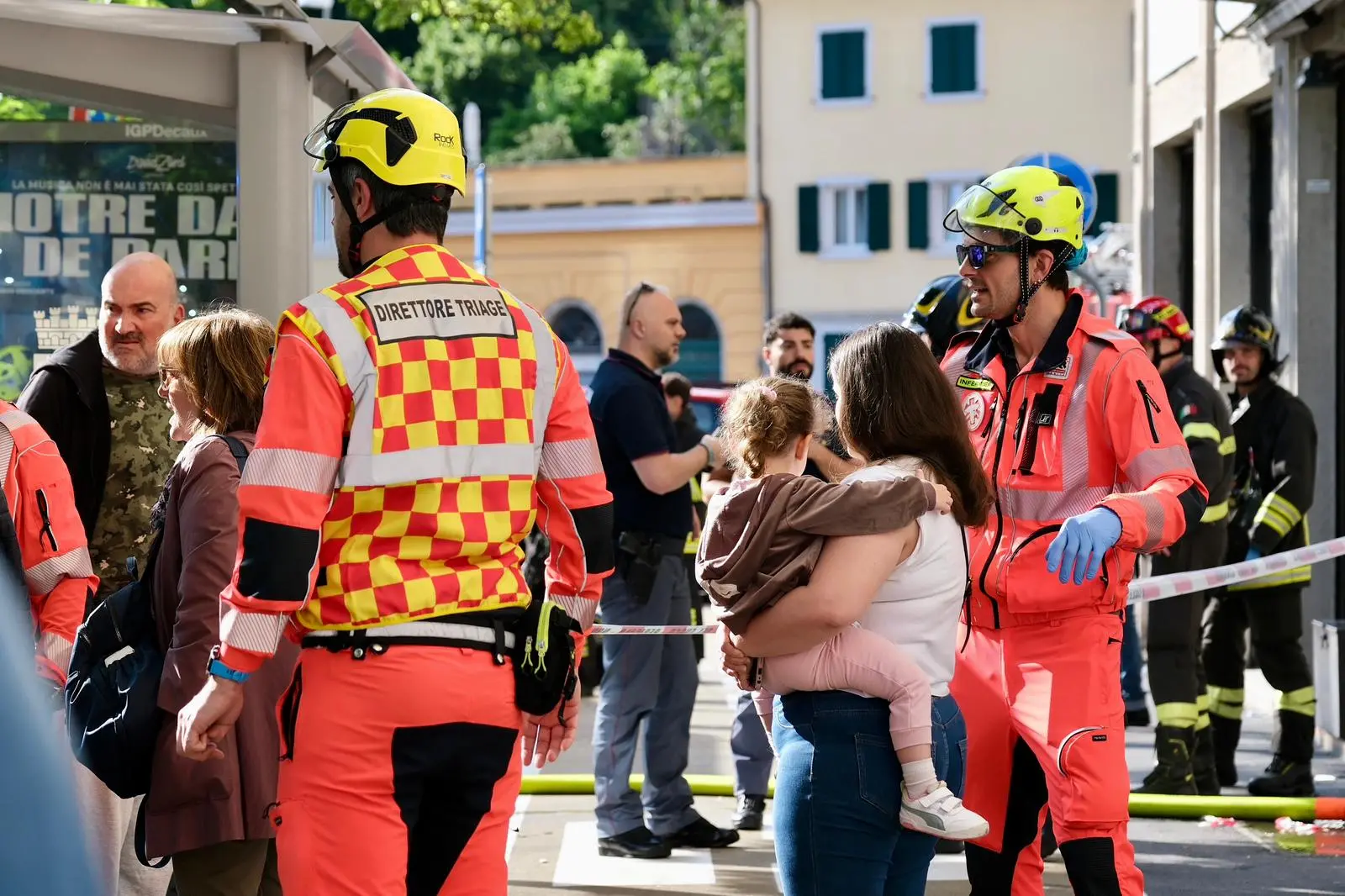 Tragedia a Trieste, dove un violento incendio è divampato in un palazzo tra viale D’Annunzio e piazza Foraggi. Il bilancio è di una vittima: una donna, rimasta intrappolata nell’appartamento al quarto piano dove si sarebbe sviluppato il rogo. Il fumo ha invaso rapidamente scale e corridoi costringendo all’evacuazione precauzionale di numerose famiglie. Sul posto sono intervenuti vigili del fuoco, sanitari del 118, polizia e polizia locale. Sette persone sono state soccorse per inalazione di fumo, ma nessuna sarebbe in gravi condizioni. L’area è stata transennata e restano in corso gli accertamenti sulle cause dell’incendio.
