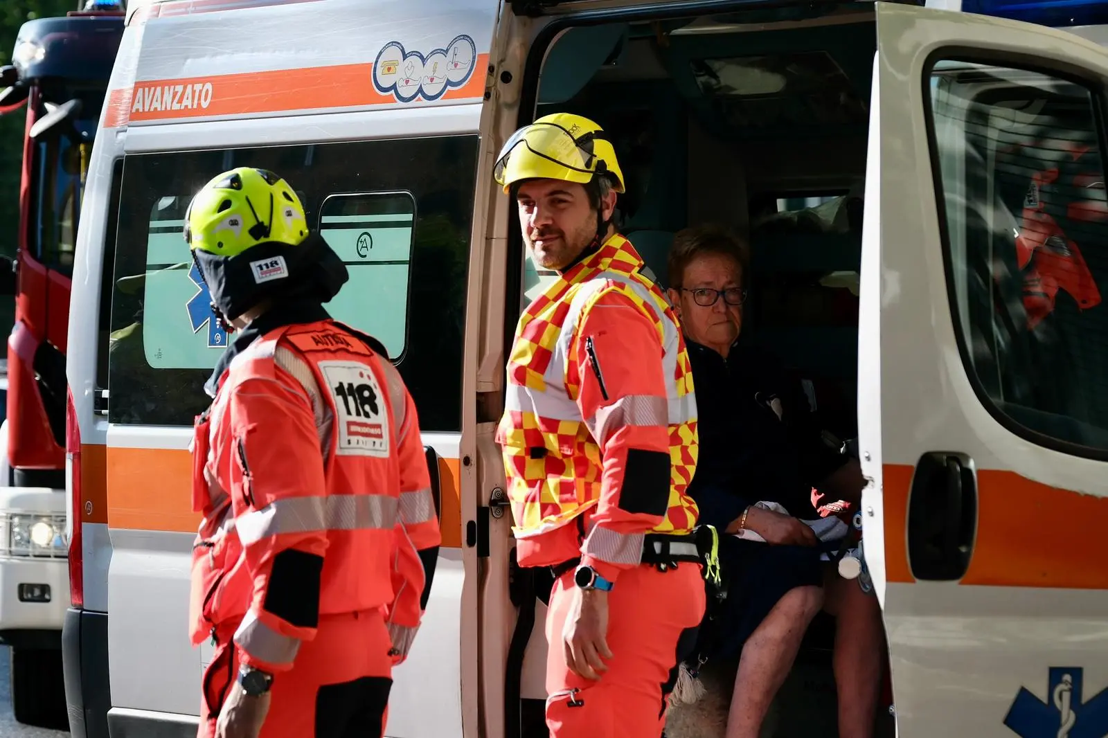 Tragedia a Trieste, dove un violento incendio è divampato in un palazzo tra viale D’Annunzio e piazza Foraggi. Il bilancio è di una vittima: una donna, rimasta intrappolata nell’appartamento al quarto piano dove si sarebbe sviluppato il rogo. Il fumo ha invaso rapidamente scale e corridoi costringendo all’evacuazione precauzionale di numerose famiglie. Sul posto sono intervenuti vigili del fuoco, sanitari del 118, polizia e polizia locale. Sette persone sono state soccorse per inalazione di fumo, ma nessuna sarebbe in gravi condizioni. L’area è stata transennata e restano in corso gli accertamenti sulle cause dell’incendio.