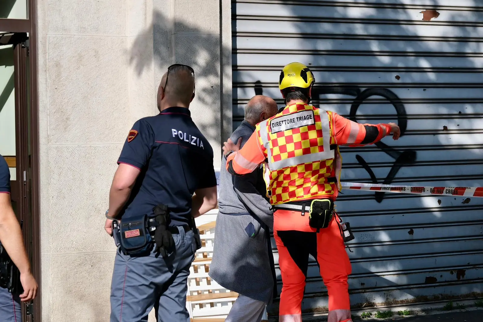 Tragedia a Trieste, dove un violento incendio è divampato in un palazzo tra viale D’Annunzio e piazza Foraggi. Il bilancio è di una vittima: una donna, rimasta intrappolata nell’appartamento al quarto piano dove si sarebbe sviluppato il rogo. Il fumo ha invaso rapidamente scale e corridoi costringendo all’evacuazione precauzionale di numerose famiglie. Sul posto sono intervenuti vigili del fuoco, sanitari del 118, polizia e polizia locale. Sette persone sono state soccorse per inalazione di fumo, ma nessuna sarebbe in gravi condizioni. L’area è stata transennata e restano in corso gli accertamenti sulle cause dell’incendio.
