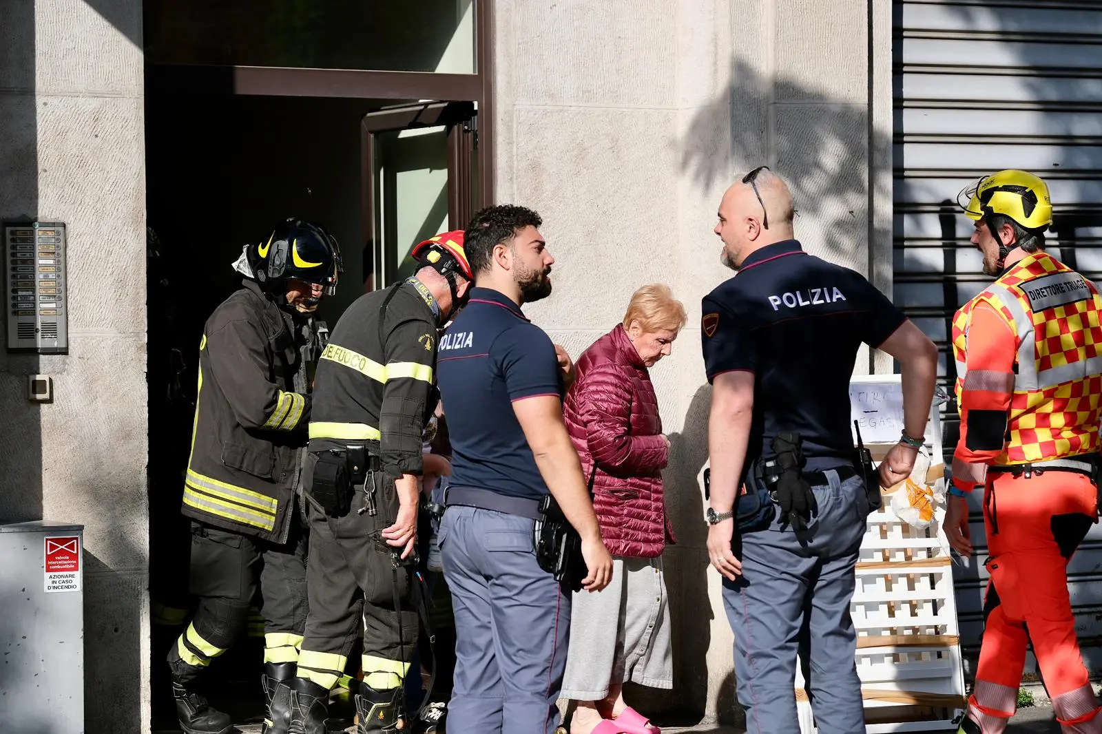 Tragedia a Trieste, dove un violento incendio è divampato in un palazzo tra viale D’Annunzio e piazza Foraggi. Il bilancio è di una vittima: una donna, rimasta intrappolata nell’appartamento al quarto piano dove si sarebbe sviluppato il rogo. Il fumo ha invaso rapidamente scale e corridoi costringendo all’evacuazione precauzionale di numerose famiglie. Sul posto sono intervenuti vigili del fuoco, sanitari del 118, polizia e polizia locale. Sette persone sono state soccorse per inalazione di fumo, ma nessuna sarebbe in gravi condizioni. L’area è stata transennata e restano in corso gli accertamenti sulle cause dell’incendio.
