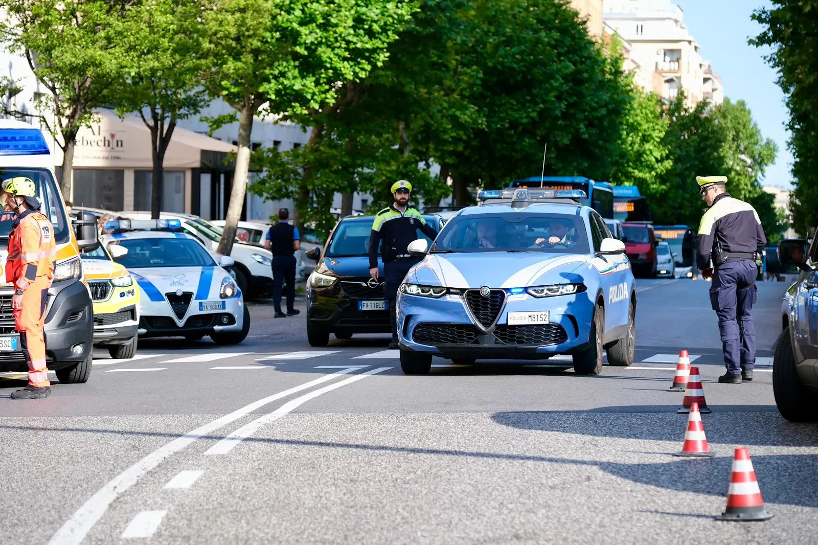 Tragedia a Trieste, dove un violento incendio è divampato in un palazzo tra viale D’Annunzio e piazza Foraggi. Il bilancio è di una vittima: una donna, rimasta intrappolata nell’appartamento al quarto piano dove si sarebbe sviluppato il rogo. Il fumo ha invaso rapidamente scale e corridoi costringendo all’evacuazione precauzionale di numerose famiglie. Sul posto sono intervenuti vigili del fuoco, sanitari del 118, polizia e polizia locale. Sette persone sono state soccorse per inalazione di fumo, ma nessuna sarebbe in gravi condizioni. L’area è stata transennata e restano in corso gli accertamenti sulle cause dell’incendio.