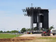 Il maxi-palco dove si esibirà Cesare Cremonini (Foto A.Simcic/Tibaldi)