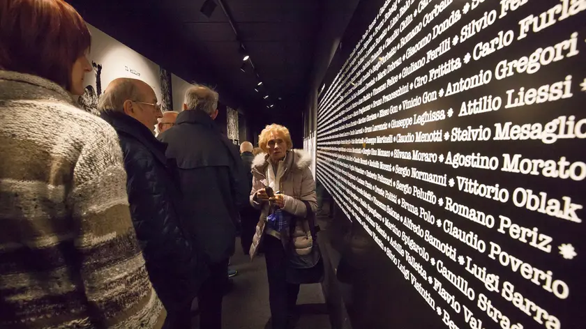 Il memoriale che reca i nomi delle vittime dell’asbesto a Panzano Foto Bonaventura