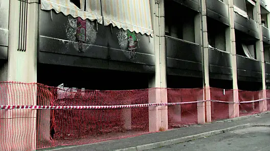 Il condominio Ater di Cervignano andato a fuoco (foto Bonaventura)