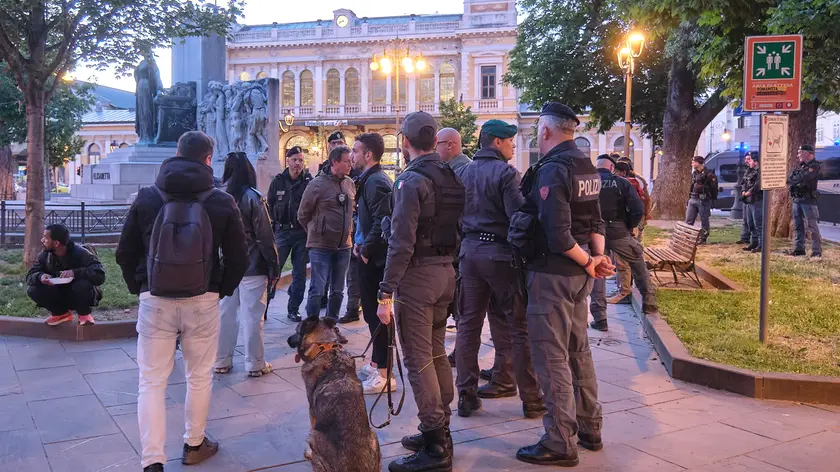 Migranti in piazza Libertà alla sera e i controlli delle forze dell’ordine Foto Massimo Silvano