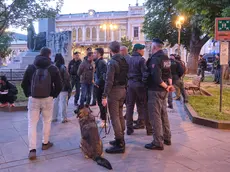 Migranti in piazza Libertà alla sera e i controlli delle forze dell’ordine Foto Massimo Silvano