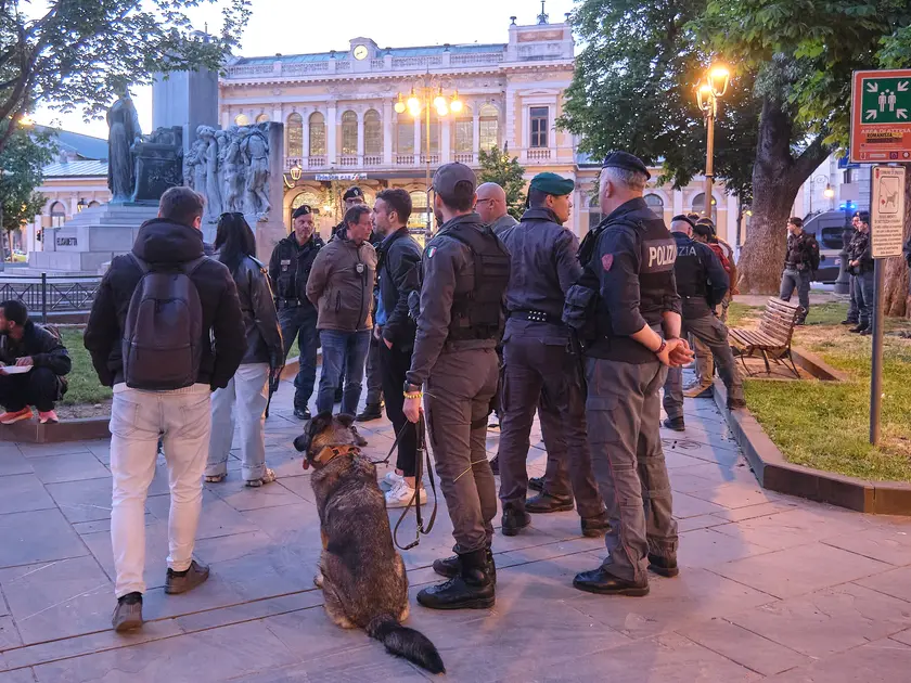 Migranti in piazza Libertà alla sera e i controlli delle forze dell’ordine Foto Massimo Silvano