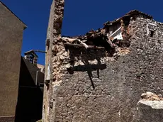 Uno scorcio dell’edificio in parte crollato foto da novilist.hr