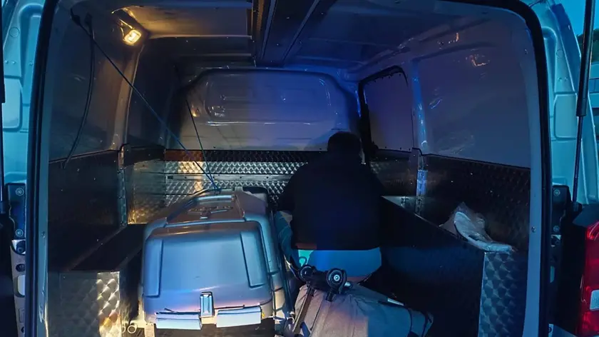 Il carro funebre utilizzato dai quattro ragazzi per fare festa
