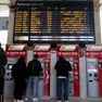 Fila per i biglietti alla stazione di Trieste (Silvano)