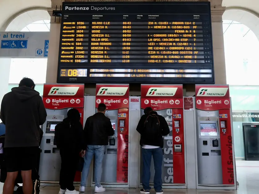 Fila per i biglietti alla stazione di Trieste (Silvano)