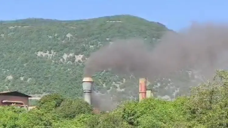 La colonna di fumo grigio scuro che usciva dal camino principale della fonderia lo scorso 25 aprile