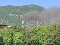 La colonna di fumo grigio scuro che usciva dal camino principale della fonderia lo scorso 25 aprile