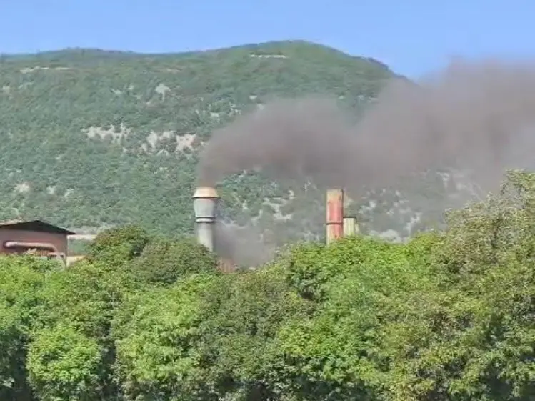La colonna di fumo grigio scuro che usciva dal camino principale della fonderia lo scorso 25 aprile
