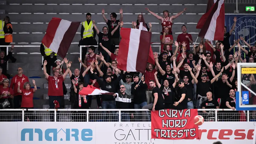 I supporter triestini hanno tifato per il team biancorosso nelle prime due partite giocate a Brescia