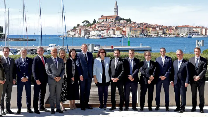 Il ministro degli Interni Matteo Piantedosi con i colleghi del Med9 a Rovigno