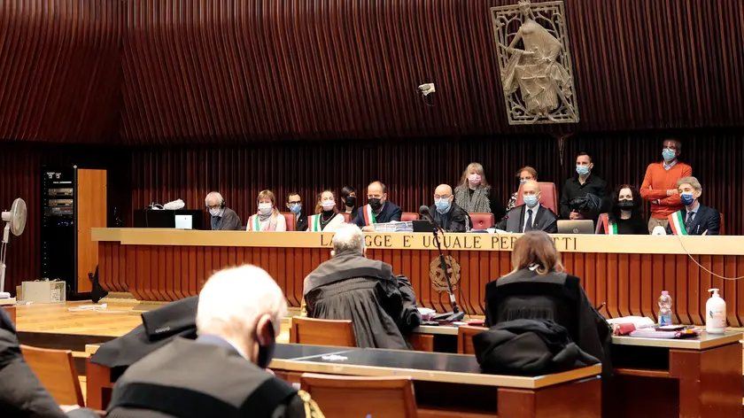 Un processo in Corte d’Assise durante la pandemia nell’aula ora impraticabile (foto Massimo Silvano)