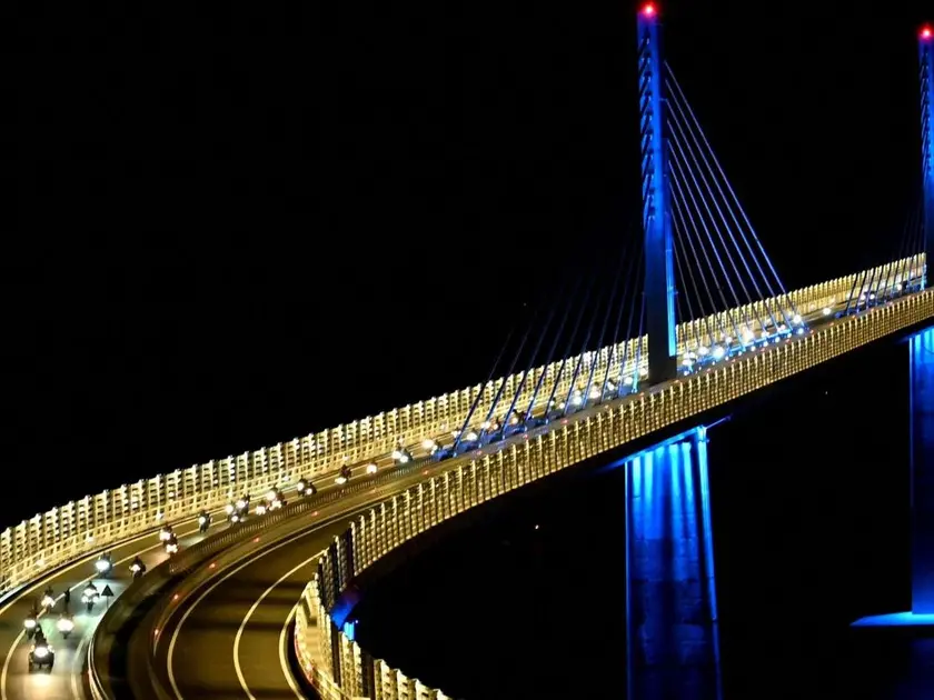Una suggestiva immagine notturna del ponte di Sabbioncello