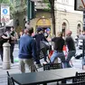 Il lancio di sedie in mezzo al Viale durante i primi scontri. Foto Andrea Lasorte