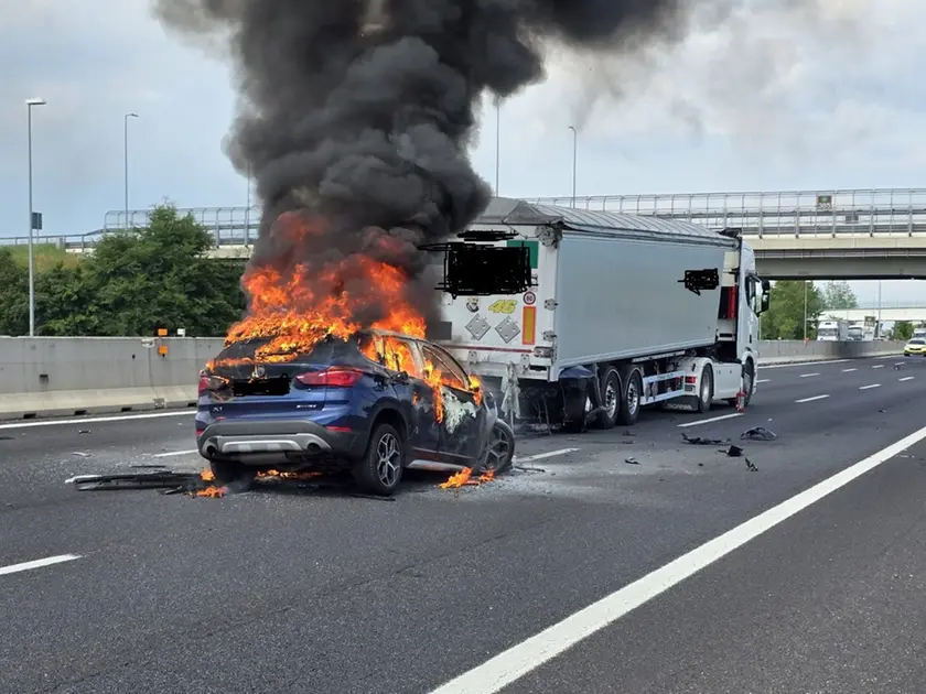 L'auto in fiamme poco dopo lo schianto