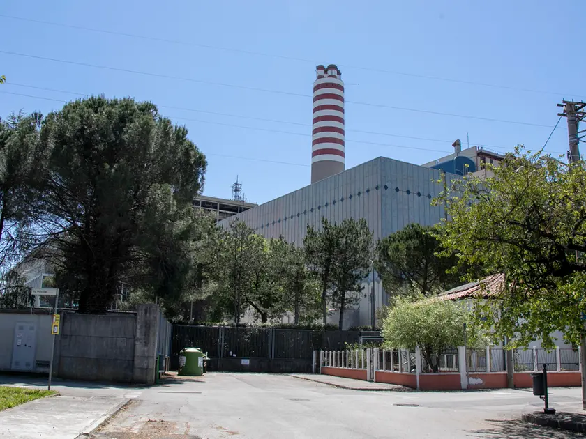 Il rendering diffuso nel marzo 2023 dal Comune e in alto l’area della centrale Foto Bonaventura