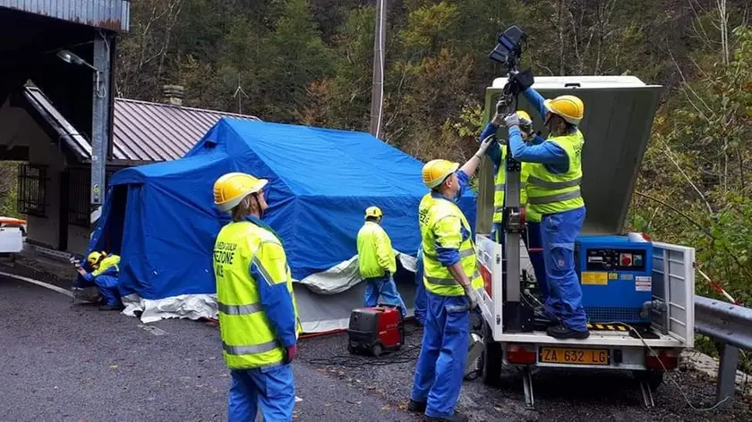 Volontari della Protezione Civile regionale installano le strutture ai valichi per aiutare i pendolari.
