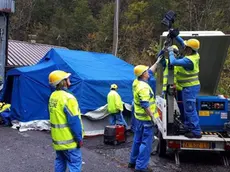 Volontari della Protezione Civile regionale installano le strutture ai valichi per aiutare i pendolari.