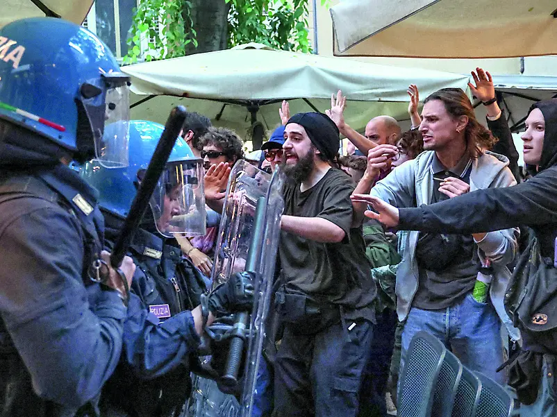 La polizia blocca i manifestanti di estrema sinistra