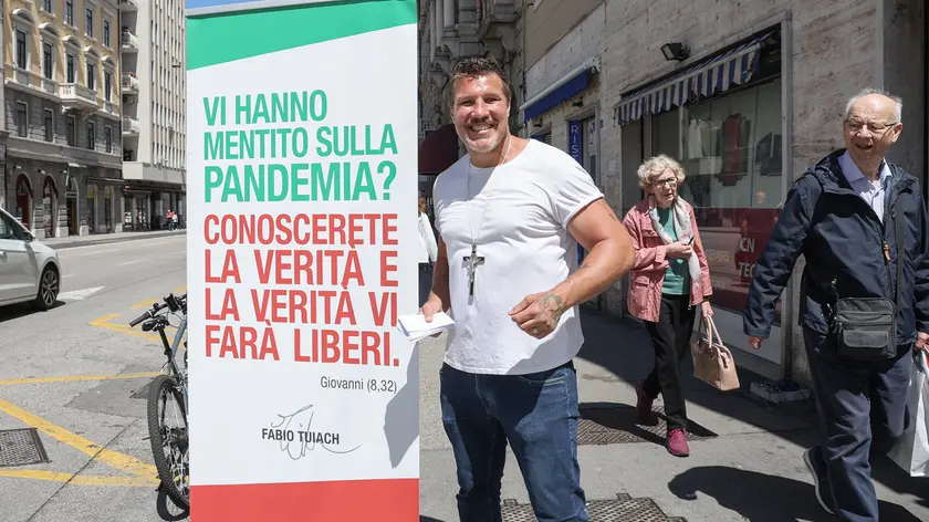 Fabio Tuiach nel suo posto quotidiano in via Carducci Foto Lasorte