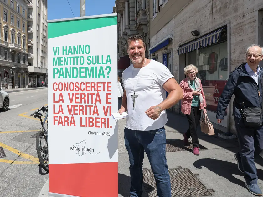 Fabio Tuiach nel suo posto quotidiano in via Carducci Foto Lasorte