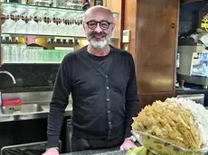 Andrea Cioffi dietro il bancone dello storico bar Demar di borgo Udine a Palmanova