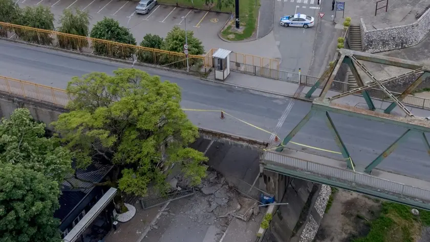 Un’immagine dall’alto del ponte crollato tra Croazia e Bosnia (da Dnevnik.hr)