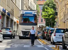 Il Tir rimasto incastrato a Trieste. Foto Lasorte