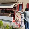 Gorghetto venerdì pomeriggio nella sua abitazione mentre inveisce contro i cronisti presenti