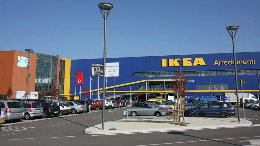 L’esterno del Tiare Shopping a Villesse e il negozio Ikea, tra quelli interessati dal Recruiting day
