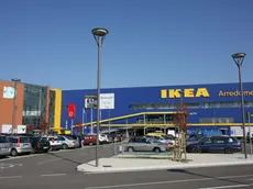 L’esterno del Tiare Shopping a Villesse e il negozio Ikea, tra quelli interessati dal Recruiting day