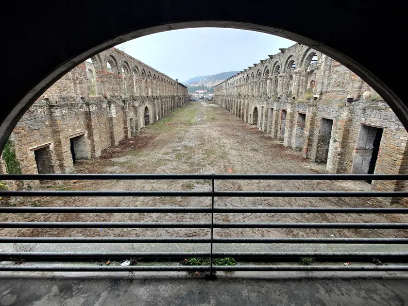 Gli spazi del Silos visti dal vicino parcheggio (foto Andrea Lasorte)
