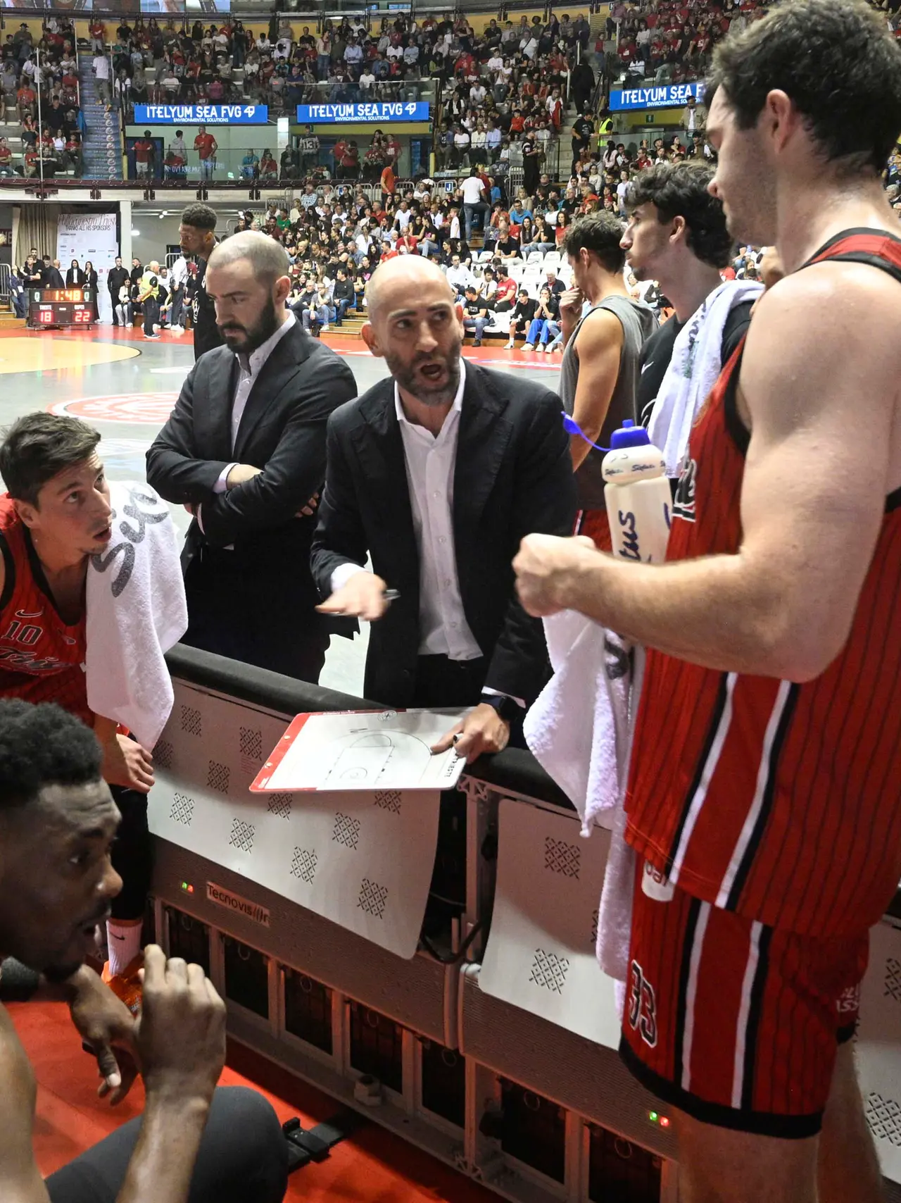 La carica del coach in gara-3 (foto Francesco Bruni)