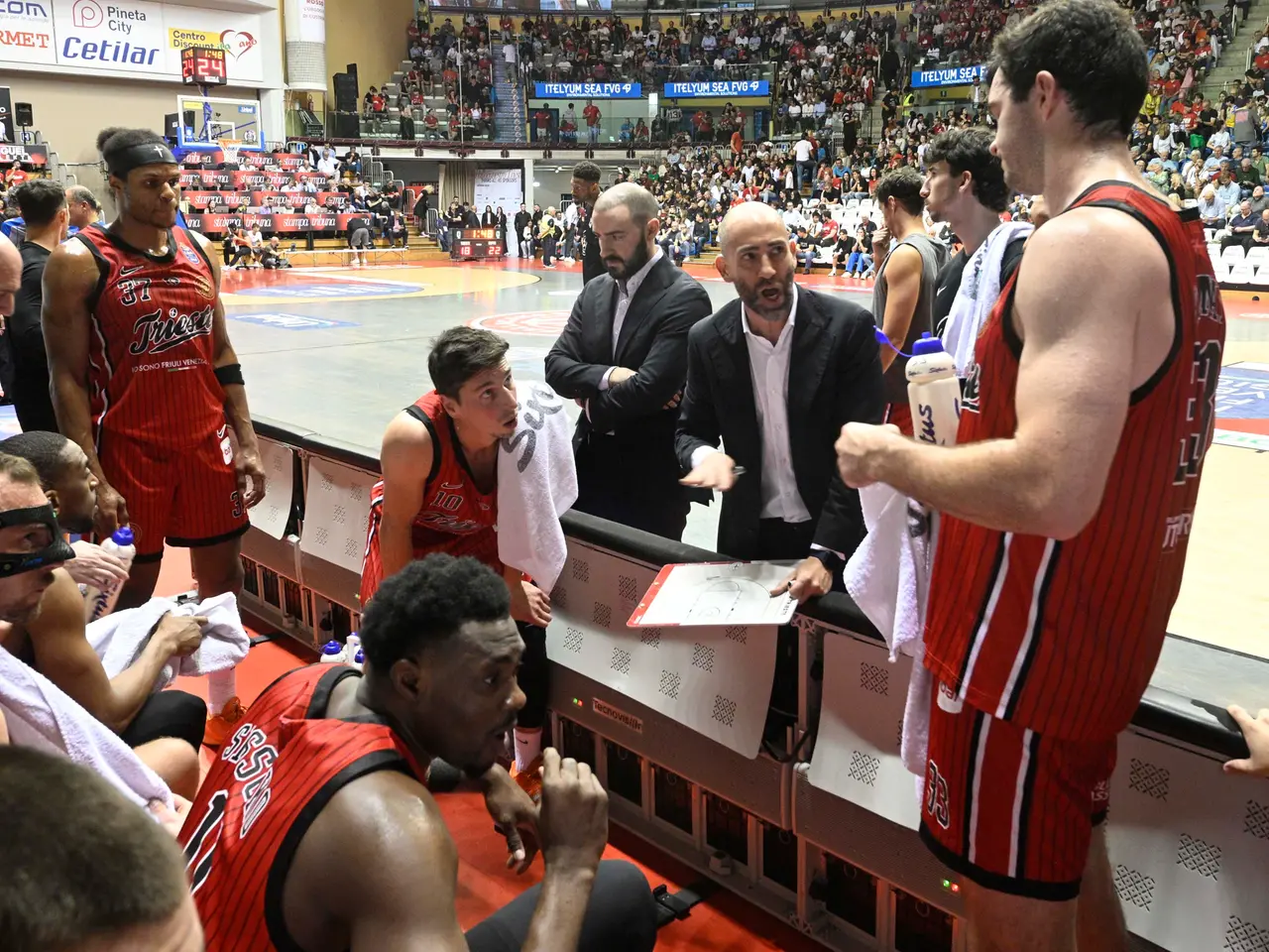 La carica del coach in gara-3 (foto Francesco Bruni)