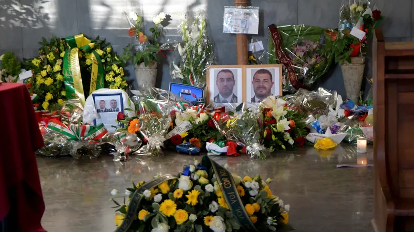 Il famedio della questura dopo l’omicidio dei due agenti (foto Andrea Lasorte)