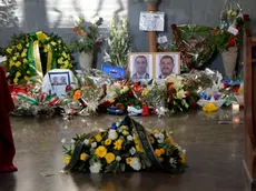 Il famedio della questura dopo l’omicidio dei due agenti (foto Andrea Lasorte)