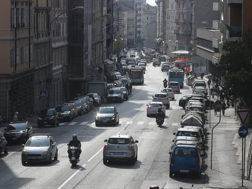 Una panoramica su via Giulia a Trieste, dove è avvenuta la truffa (archivio Lasorte)