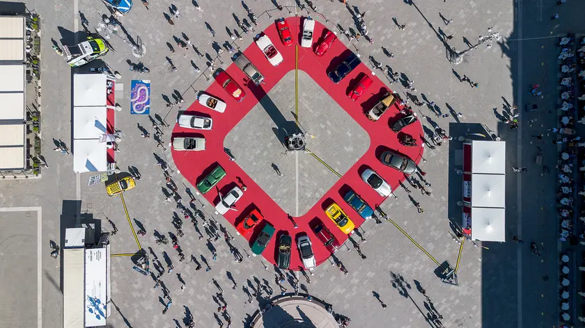 Le auto d’epoca schierate sulla piazza. Foto Silvano