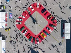 Le auto d’epoca schierate sulla piazza. Foto Silvano